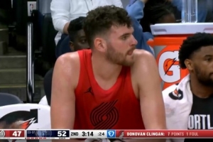 直接二级被驱逐！克林根弧顶护球挥肘顶翻普罗斯珀 - 资讯配图