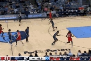 搞笑担当！克雷伊奇最后一攻推进直接跳起传球裁判出界 - 资讯配图