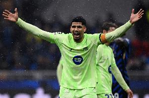 世体:弗里克安排让阿劳霍客串踢中锋,一度令马竞有些手足无措 - 资讯配图