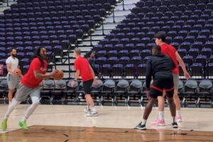 队记：混音队训练中为杨瀚森设计低位传切配合的战术 - 资讯配图