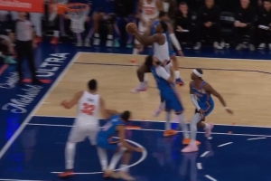 关键判罚！阿努诺比撞倒肯威上篮2+1 雷霆挑战成功改进攻犯规 - 资讯配图