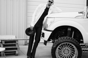 文班最遗憾的是无法驾驶普通大小的汽车 所有衣物几乎需量身定制 - 资讯配图