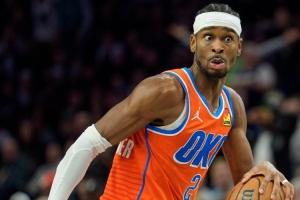 迈克·布朗：亚历山大很难防 他非常擅长让裁判相信他被打到了 - 资讯配图