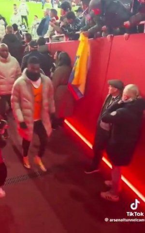 卡努发文批评枪手众将，无视名宿永贝里、佩蒂特径直返回更衣室 - 资讯配图