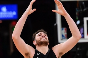 人生第一次！克林根肘击被吹二级恶意犯规 生涯首次被驱逐 - 资讯配图