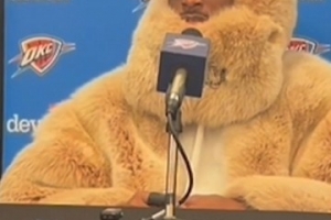 纽约这么冷?!亚历山大赛后穿着毛茸茸的衣服 双手交叉塞进衣袖 - 资讯配图