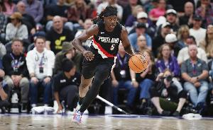 定海神针！霍勒迪8记三分砍下35分5板11助 末节独得16分 - 资讯配图