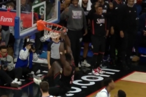 神兵天降！马克西三分不中 博纳一飞冲天双手暴力补扣 - 资讯配图