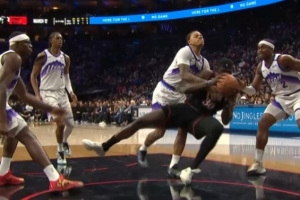 没升级！乔治抱摔动作放倒博纳 裁判回看后仍吹普通犯规 - 资讯配图