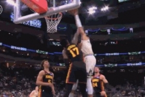 被欺负惨了！奥孔武篮下再被字母哥直接暴起砸扣 - 资讯配图