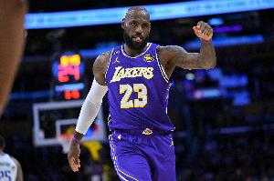 詹姆斯该走了?阿里纳斯:他整个职业生涯有过让人失望的赛季吗? - 资讯配图