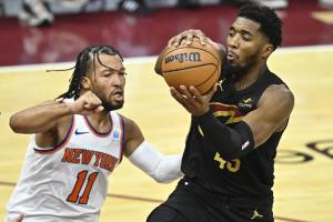 越发激烈~东部第3尼克斯输给雷霆 没比赛的骑士将胜场差缩小到1个 - 资讯配图