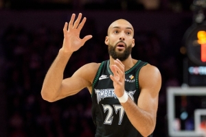 皮尔斯:戈贝尔不能一直被奥尼尔霸凌却不还手 必须想办法反抗 - 资讯配图