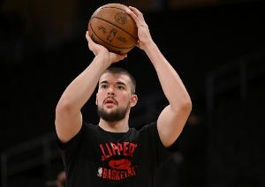 兢兢业业！快船主场致敬祖巴茨 后者从18-19赛季效力至25-26赛季 - 资讯配图