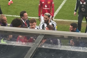 曼晚:曼联和纽卡在球员通道大吵,B费、乔林顿互相指责 - 资讯配图