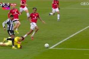 曼联多打一人！拉姆塞禁区内倒地被吹假摔，吃到第二黄被罚下 - 资讯配图