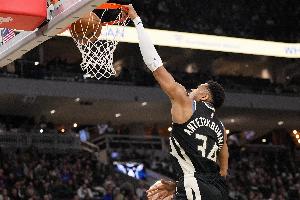 根本扛不住！字母哥背打奥孔武反身爆扣&冲击后者再打2+0 - 资讯配图