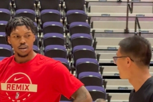 杨瀚森休战我没闲着！翻译刘禹铖赛前指导乐福 后者频频点头 - 资讯配图