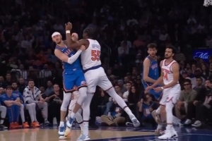 看着都疼！卡鲁索拼抢中被胡克波尔蒂撞翻痛苦倒地 随后被换下 - 资讯配图