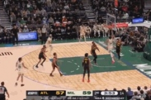 根本拦不住！字母哥突破举火烧天单臂劈扣继续得分 - 资讯配图