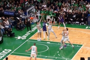 太舒展了！米勒箭步突破直接起飞 单臂滑翔战斧隔扣冈萨雷斯！ - 资讯配图