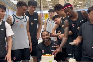 广东队全队为萨林杰庆生！这次没有标配的摁头吃蛋糕了！ - 资讯配图