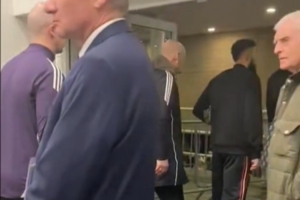 被马拉西亚替补换下!马兹拉维在赛后一瘸一拐离开球场,疑似受伤 - 资讯配图