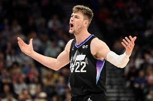 太快了！菲利波夫斯基再被吹防守犯规 半节时间累计3次个人犯规 - 资讯配图