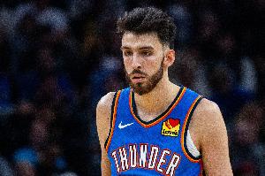 生涯之夜?切特半场6记三分平生涯单场最高 高效砍下22分5板! - 资讯配图