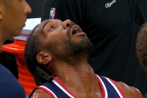 单核累坏了！小卡被打到眼睛 坐在替补席看球馆上方大屏幕回放 - 资讯配图