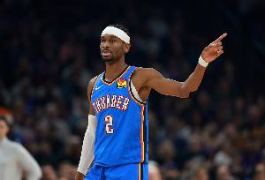 近在眼前！亚历山大连续124场得分20+ 差两场平NBA历史纪录！ - 资讯配图