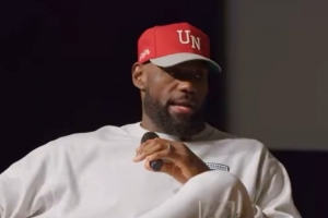 詹姆斯:季后赛期间通常手机会关机两个月 亲人都联系不上我 - 资讯配图