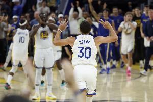 邓利维：不想让球队在库里离开后瞬间崩塌 所以要谨慎对待选秀权 - 资讯配图