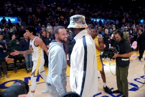 杨毅：詹姆斯最适合去勇士搞退役巡演 詹库合体 他也最喜欢三巨头 - 资讯配图