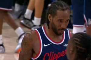 动作有点大！赫夫防守击中伦纳德面部 被吹一级恶意犯规 - 资讯配图