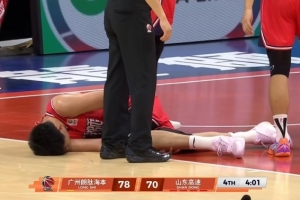 升级了！徐昕被克里斯撞到肋部痛苦倒地 裁判回看后吹克里斯违体 - 资讯配图