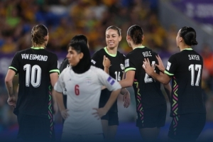 禁区内被球绊倒+空门不进,澳大利亚女足低级失误频频 - 资讯配图