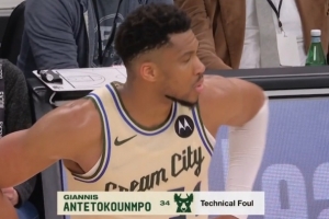 看不到一点希望！字母哥拿球怒砸篮架泄愤吃到技犯 - 资讯配图