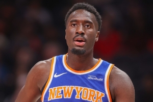 迈克·布朗：迪亚瓦拉需要学会更早出球 希望他保持侵略性 - 资讯配图