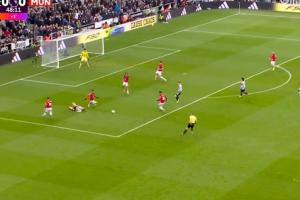 曼联多打一人落后!B费犯规送点,戈登点射破门 - 资讯配图