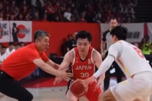 AI新作！郭士强抢断富永启生 晃倒赵睿死亡隔扣 但扣的是自家篮筐 - 资讯配图