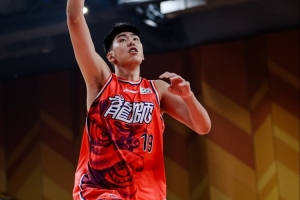 17分10板4帽!媒体人:徐昕威风八面 确实是全明星中锋的水准 - 资讯配图