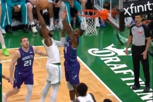 终于泄泄愤！杰伦·布朗突破蓄力起飞 单臂暴力隔扣迪亚巴特！ - 资讯配图