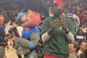 老熟人！史蒂芬森现身快船主场&吉祥物邀请他一起发T恤 - 资讯配图