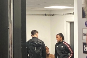 前曼联队友，B费赛后与伊兰加交谈，马拉西亚也一同加入 - 资讯配图