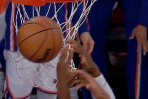 很值！双方拼抢出界给尼克斯球 雷霆挑战成功改吹唐斯犯规获2罚 - 资讯配图