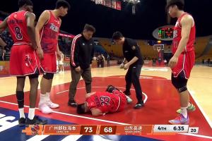 不要啊!郭艾伦反击对抗后 抱着左膝痛苦倒地 被担架车送出场 - 资讯配图