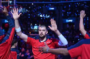 卢:很高兴球迷们向祖巴茨表达了敬意 他配得上这一切 - 资讯配图