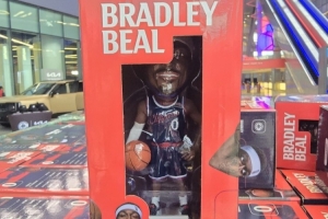 吸引力如何?船记:快船主场今日将发放比尔造型的摇头娃娃 - 资讯配图