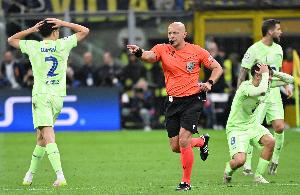 每体：波兰名哨马齐尼亚克伤愈复出，曾对巴萨做出争议判罚 - 资讯配图